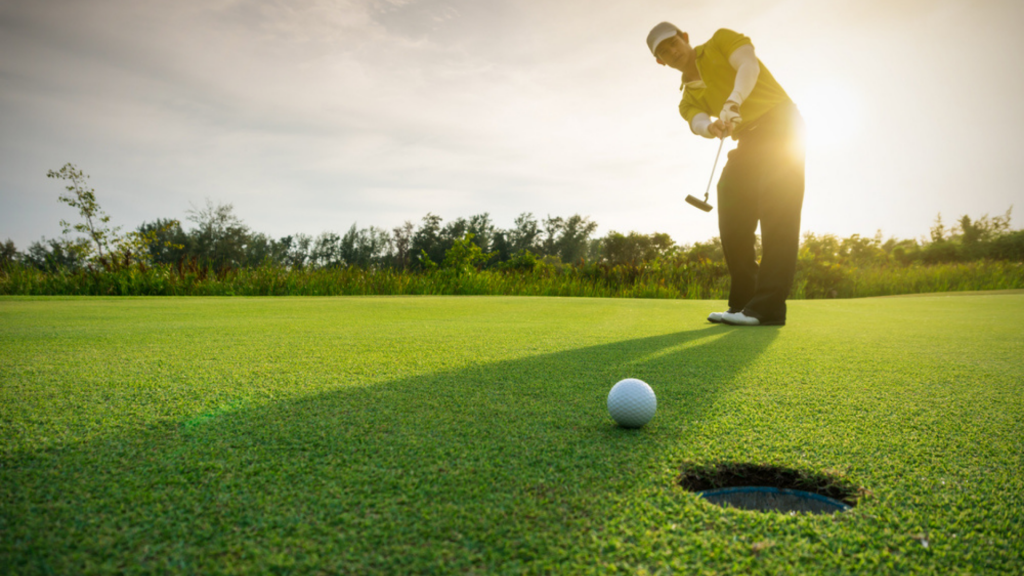 Hombre jugando golf